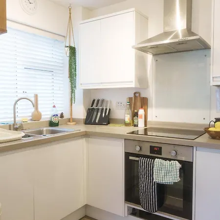Modern & Stylish 1 Bedroom Flat In Apartment *