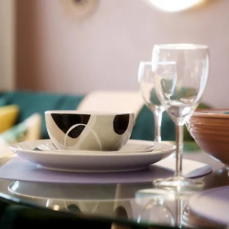 Modern & Stylish 1 Bedroom Flat In Apartment *
