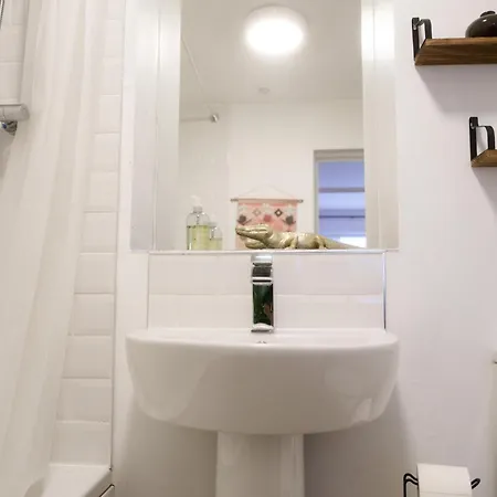 Modern & Stylish 1 Bedroom Flat In Apartment