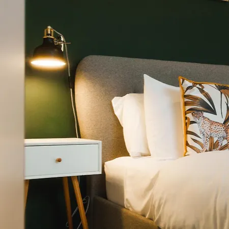 Modern & Stylish 1 Bedroom Flat In Apartment *