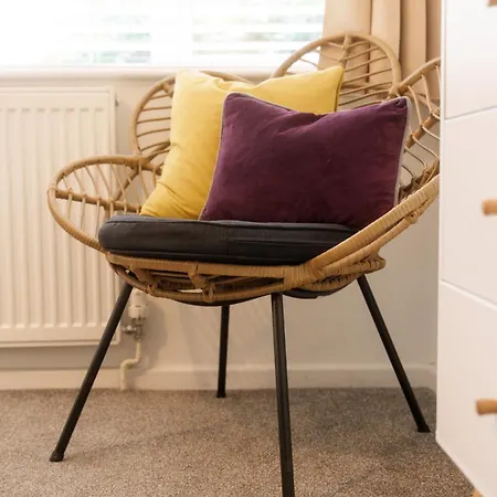 Modern & Stylish 1 Bedroom Flat In Apartment *